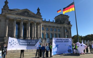 05. Oktober 2020: Zum Welttierschutztag: Protestaktion vor dem Deutschen Bundestag für den Ausstieg aus dem Tierversuch